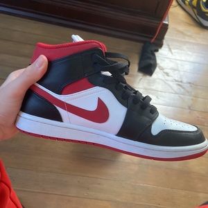 Jordan 1 mid Gym red black white